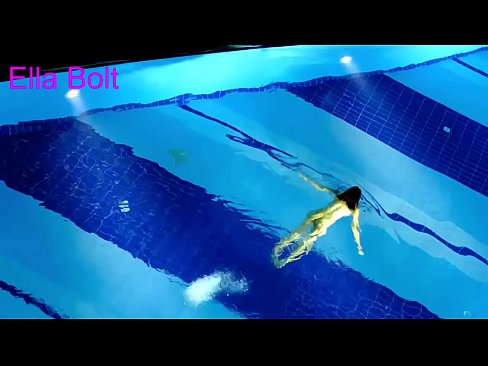 ❤️ Ich kann nicht aufhören zuzusehen, junge Blondine beim Nacktschwimmen im Pool des ELLA BOLT Resorts erwischt Fuck video bei uns ❌