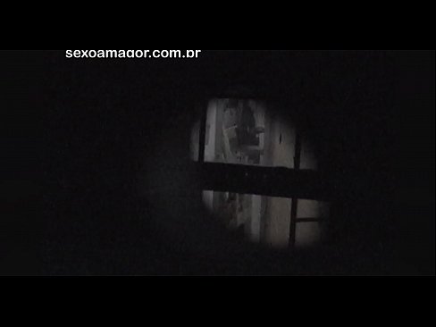 ❤️ Blondie wird heimlich von einem Voyeur aus der Nachbarschaft gefilmt, der sich hinter Hohlblocksteinen versteckt Fuck video bei uns ❌