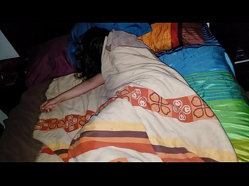 ❤️ Stiefsohn beschimpft seine junge Stiefmutter, während sie schläft. Fuck video bei uns ❌
